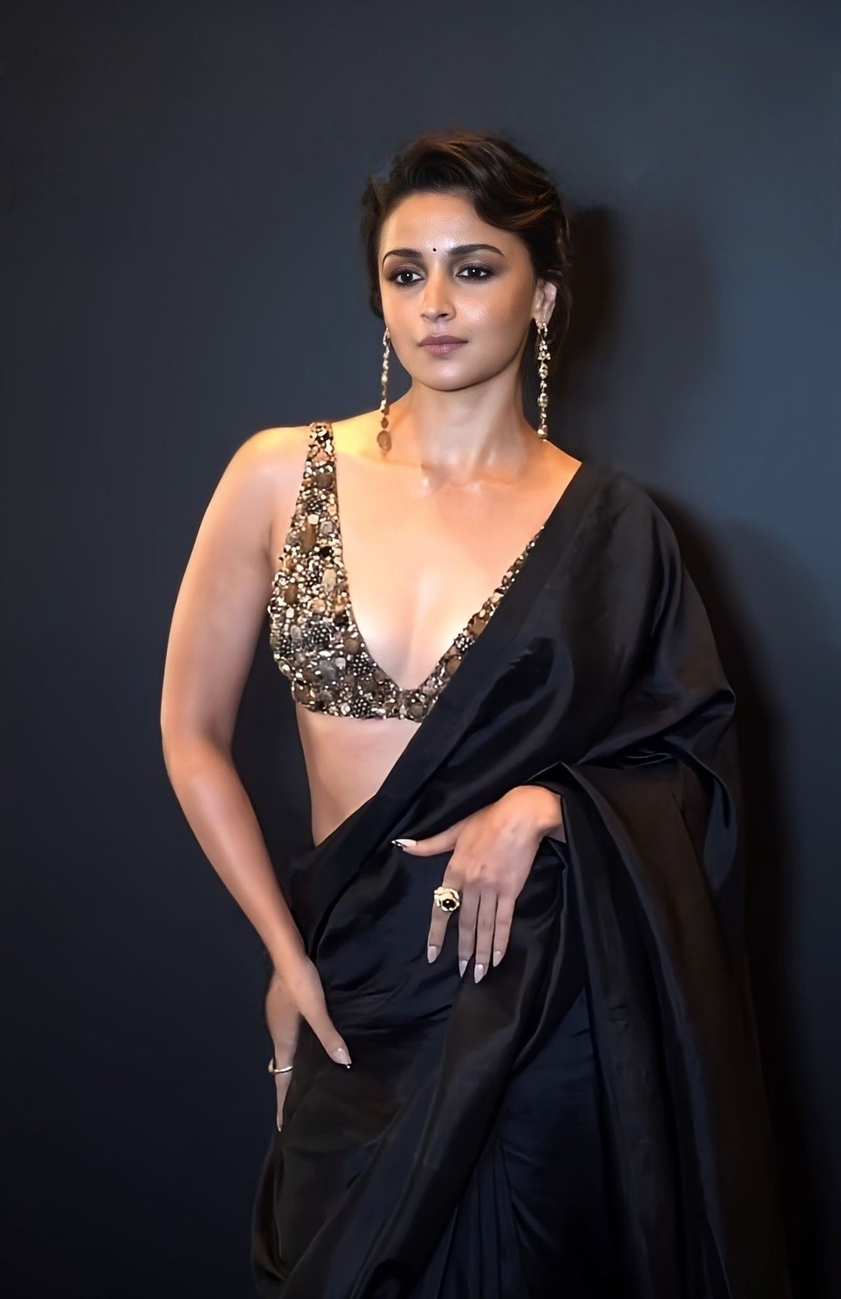 Alia Bhatt Biography, Family, Income, Bf and Social Media Accounts