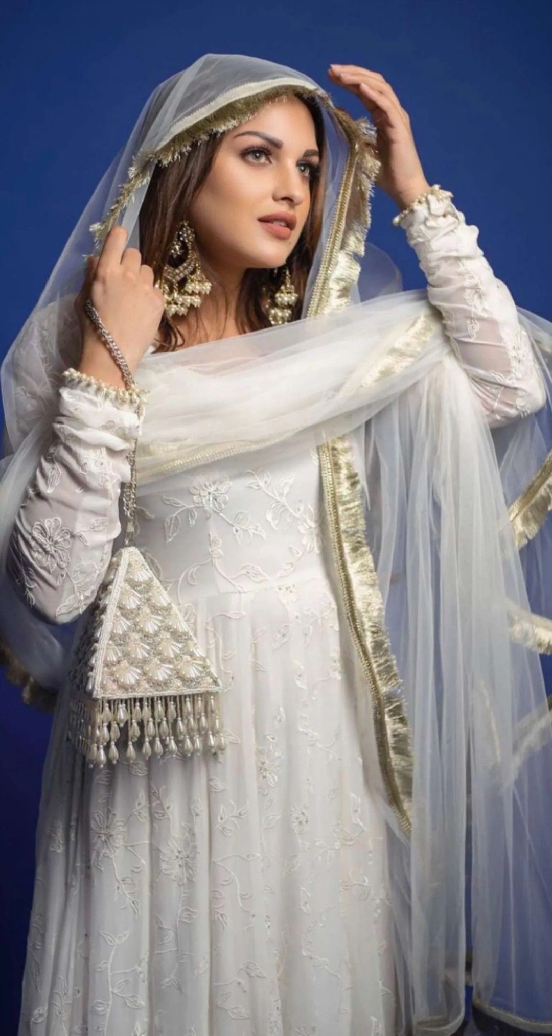 Himanshi Khurana Biography, Family, Income, Bf and Social Media Accounts