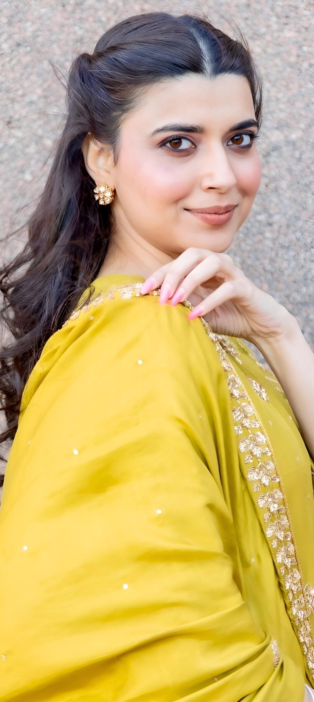 Nimrat Khaira Biography, Family, Income, Bf and Social Media Accounts