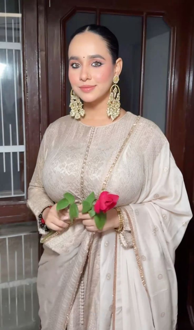 Sunanda Sharma Biography, Family, Income, Bf and Social Media Accounts